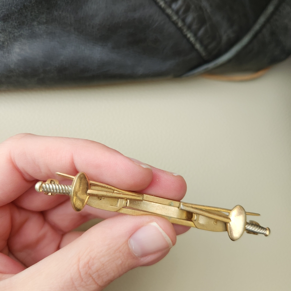 Vintage Anson Gold Tone 2 Crossed Swords Sabers Peace Fencing Tie Bar Open Clip